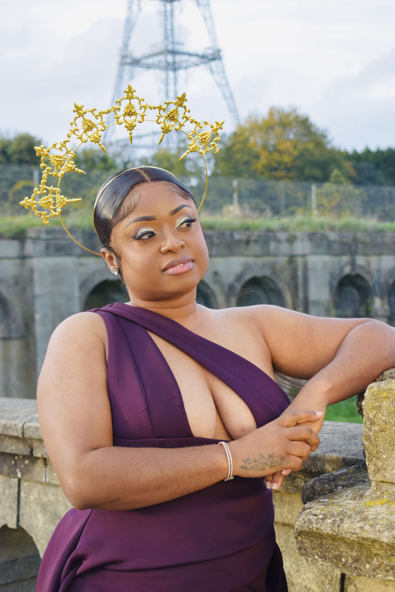 Serena wearing a golden crown fascinator