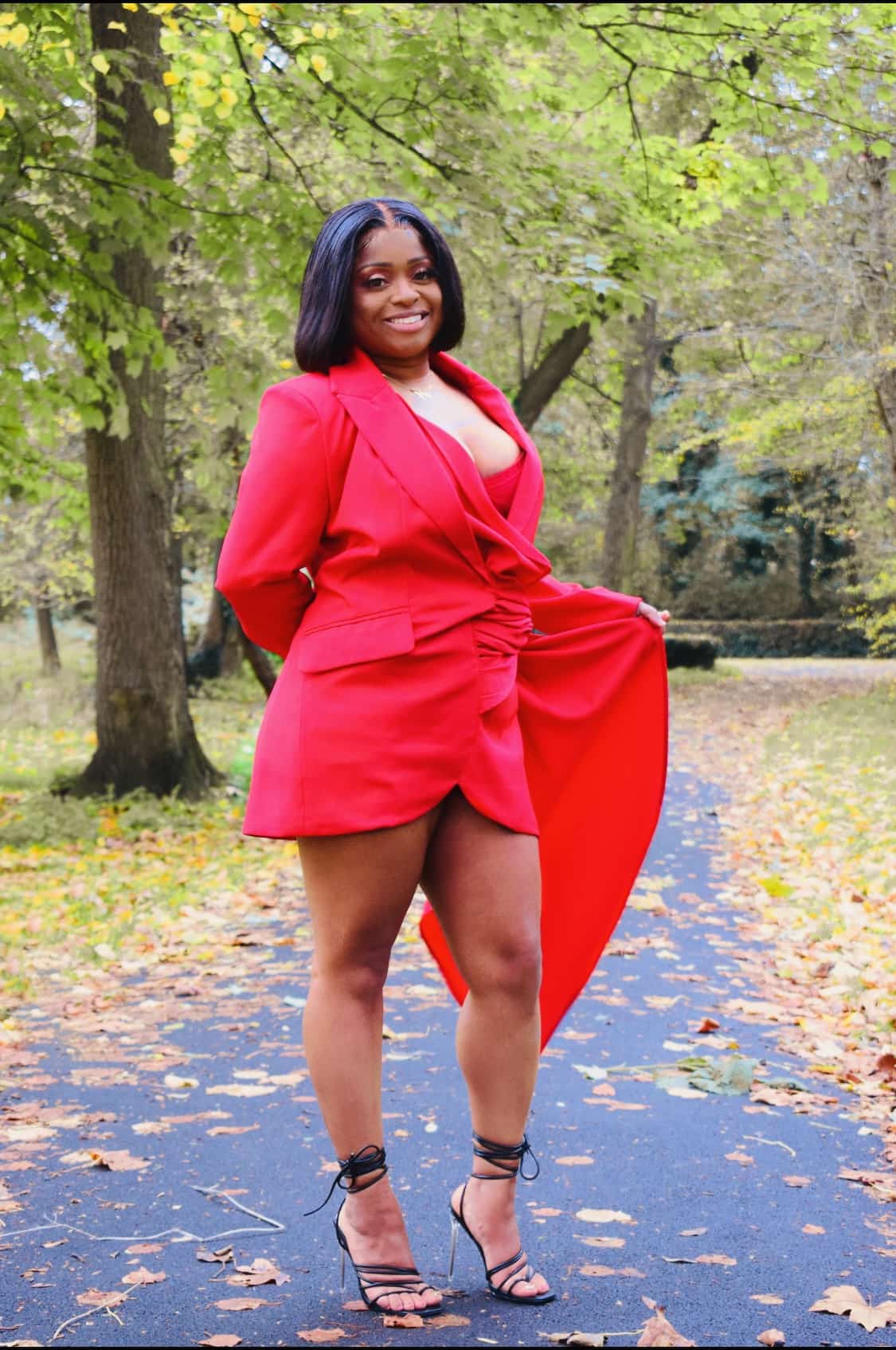 Serena in a red tailored look